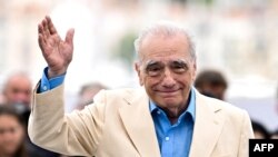 Sutradara Martin Scorsese melambaikan tangan ke arah kamera dalam acara pemutaran perdana film besutannyaa "Killers of the Flower Moon" di Festival Film Cannes di Cannes, Prancis, pada 21 Mei 2023. (Foto: AFP/Loic Venance)