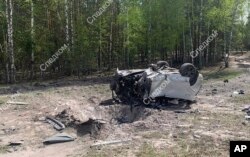 Mobil penulis Rusia Zakhar Prilepin yang meledak di dekat Nizhny Novgorod, sebelah timur Moskow. (Foto: via AP)