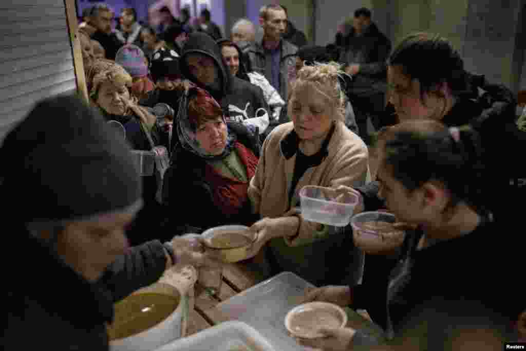 24 de marzo de 2022: Las estaciones del metro se convirtieron en refugio para muchos ciudadanos. En el norte de Járkov, voluntarios entregaron alimentos a quienes tuvieron que desplazarse por los ataques.&nbsp;