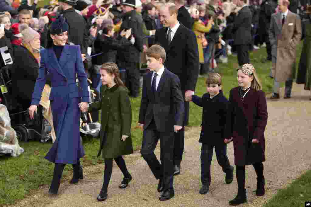 Kate, Putri Wales dari Inggris, Putri Charlotte, Pangeran George, bersama William, Pangeran Wales, Pangeran Louis dan Mia Tindall menghadiri kebaktian hari Natal di Gereja Santa Maria Magdalena (St. Mary Magdalene) di Sandringham, Norfolk, Inggris.