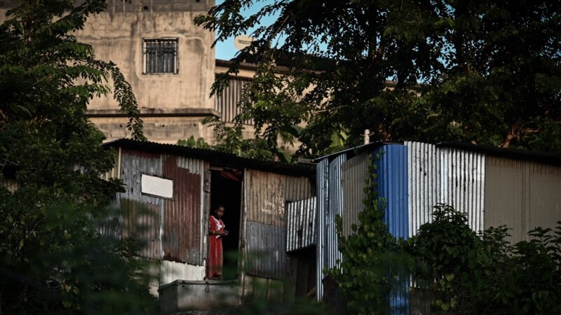 Démolition d'un vaste bidonville à Mayotte