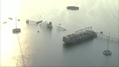 Кран работи на урнатиот мост во Балтимор