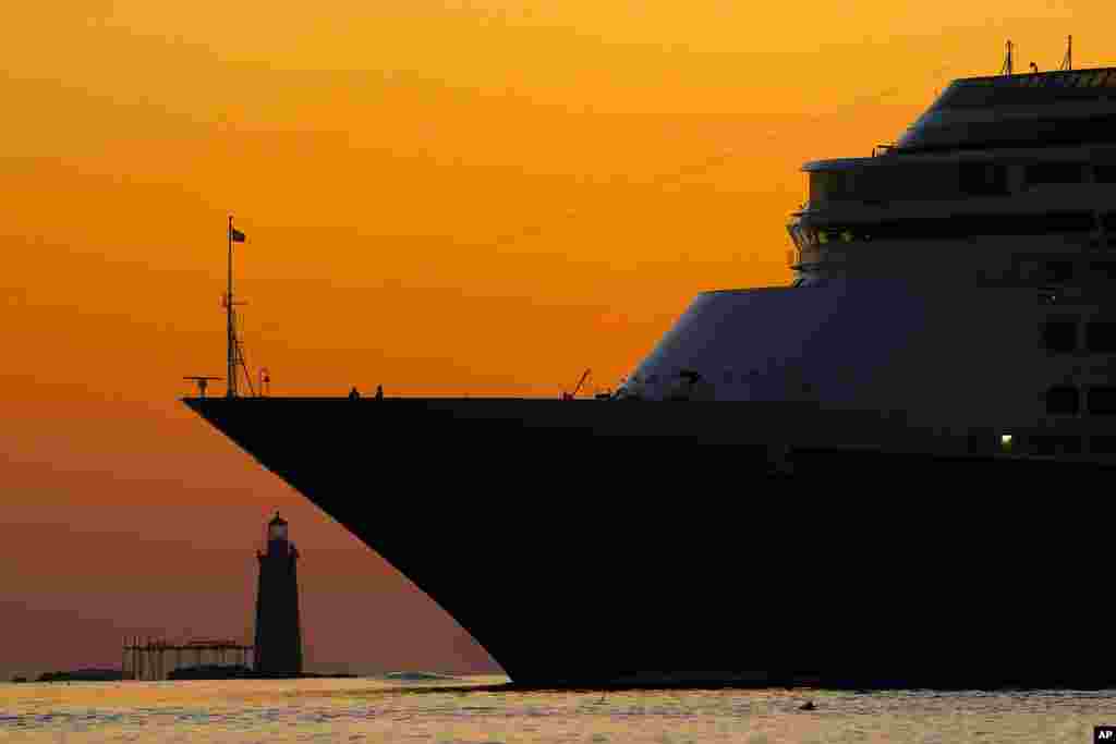 Zaandam, kapal pesiar Holland America Line sepanjang hampir 240 meter, melewati Ram Island Ledge Light di muara Pelabuhan Portland, di lepas pantai Cape Elizabeth, Maine, AS. (AP)&nbsp;