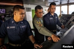 菲律宾北吕宋司令部司令费尼尔·布卡（中）在北部的卡拉延岛视察海军。（2023年6月30日）