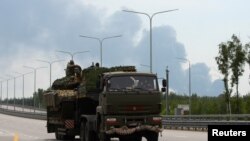 Luftëtarët e grupit mercenar privat Wagner transportojnë një tank përgjatë autostradës M-4, që lidh kryeqytetin Moskë me qytetet jugore të Rusisë, afër Voronezhit, Rusi/ Reuters