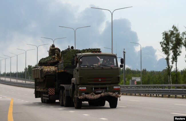 Miembros del grupo mercenario privado Wagner transportan un tanque a lo largo de la autopista M-4, que une la capital Moscú con las ciudades del sur de Rusia, cerca de Voronezh, Rusia, el 24 de junio de 2023.