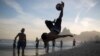 Penggemar "altinha" (sepak bola pantai khas Brazil), tengah menendang bola di Pantai Ipanema, Rio de Janeiro, Brazil, Senin, 13 Juli 2015. (AP/Leo Correa)