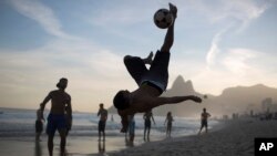 Penggemar "altinha" (sepak bola pantai khas Brazil), tengah menendang bola di Pantai Ipanema, Rio de Janeiro, Brazil, Senin, 13 Juli 2015. (AP/Leo Correa)