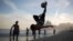 Penggemar "altinha" (sepak bola pantai khas Brazil), tengah menendang bola di Pantai Ipanema, Rio de Janeiro, Brazil, Senin, 13 Juli 2015. (AP/Leo Correa)