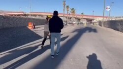 Pareja de migrantes se entrega a las autoridades fronterizas de EEUU
