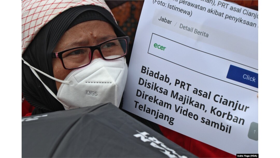 Ratusan PRT berunjuk rasa di depan Istana Merdeka Jakarta, 22 Februari 2023, mendorong pengesahan RUU PPRT. (Foto: Indra Yoga/VOA).