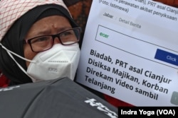 Ratusan PRT berunjuk rasa di depan Istana Merdeka Jakarta, 22 Februari 2023, mendorong pengesahan RUU PPRT. (Foto: Indra Yoga/VOA)