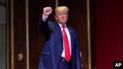 El expresidente Donald Trump hace un gesto después de hablar durante la Convención del Partido Republicano de Carolina del Norte en Greensboro, Carolina del Norte, el 10 de junio de 2023.