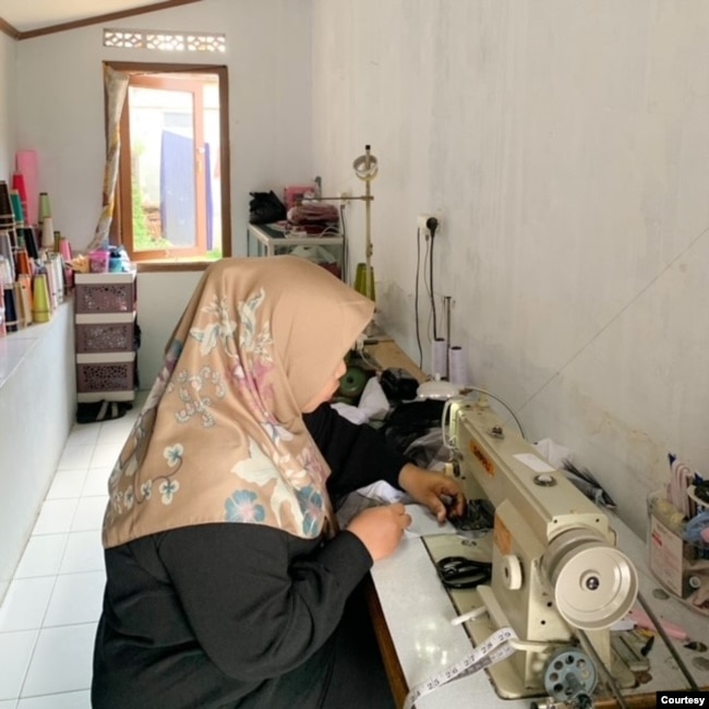 Berdayakan Penjahit – Penjahit-penjahit tetap Bazooqu dikrekrut karena kondisi ekonomi mereka yang sulit. (Dokumentasi Bazooqu).