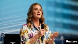 Melinda Gates, salah satu ketua dari Bill & Melinda Gates Foundation, berbicara dalam panel di pertemuan yang diselenggarakan oleh Bank Dunia dan IMF di Washington, pada 13 April 2023. (Foto: Reuters/Elizabeth Frantz)