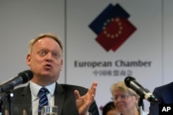 中国欧盟商会会长彦辞（Jens Eskelund）在北京举行的欧洲企业在华商业信心调查发布会上发表讲话。（2023年月21日）
