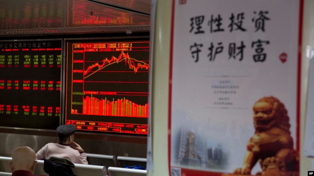 资料照：北京一家股票经纪所的电子屏幕显示着股票行情。（2018年3月6日）