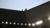 Čuvari na krovu za vreme ragbi utakmice na stadionu u Sent Etjenu u Francuskoj, 17. aprila 2023. 