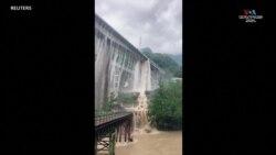 Չինաստանում հորդառատ անձրևների հետևանքով ջուրը դուրս էր թափվում կամուրջից_1.mp4