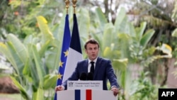 Le président français Emmanuel Macron prononce son discours devant la communauté française à la résidence de l'ambassadeur de France à Libreveille le 2 mars 2023.