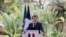 Le président français Emmanuel Macron prononce son discours devant la communauté française à la résidence de l'ambassadeur de France à Libreveille le 2 mars 2023.