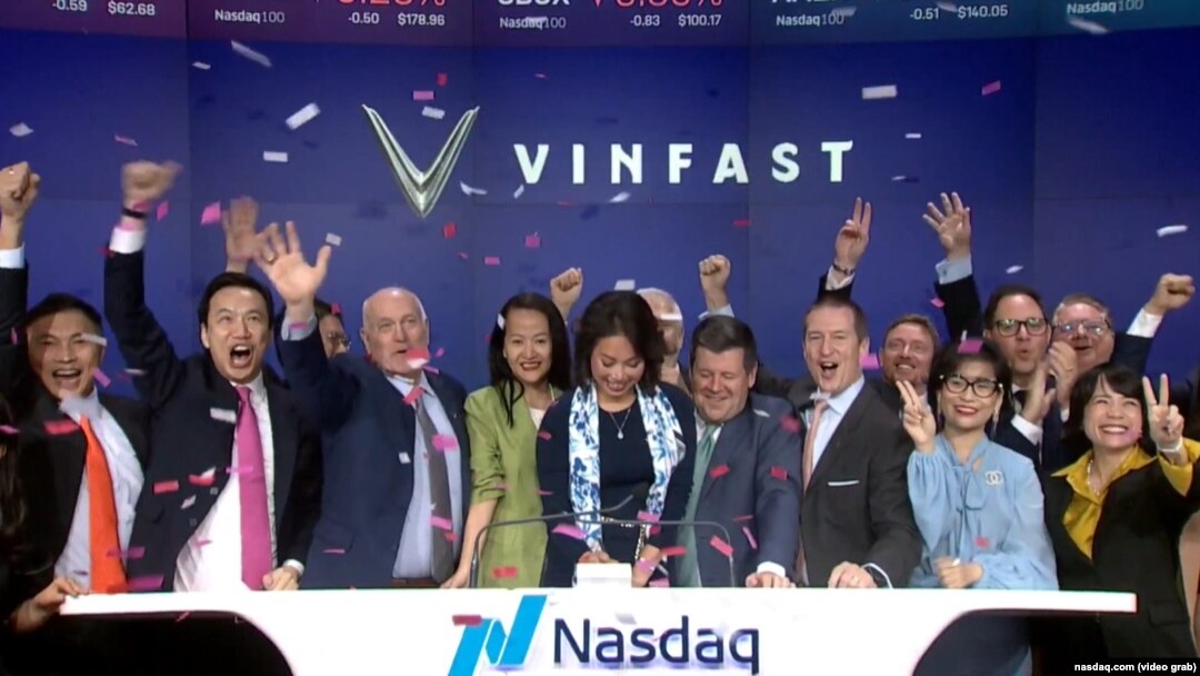 CEO toàn cầu của VinFast, bà Lê Thị Thu Thủy (giữa) rung chuông mở màn phiên giao dịch của Nasdaq ở New York hôm 15/8 khi VinFast chính thức được niêm yết trên sàn chứng khoán Mỹ.