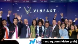 CEO toàn cầu của VinFast, bà Lê Thị Thu Thủy (giữa) rung chuông mở màn phiên giao dịch của Nasdaq ở New York hôm 15/8 khi VinFast chính thức được niêm yết trên sàn chứng khoán Mỹ.