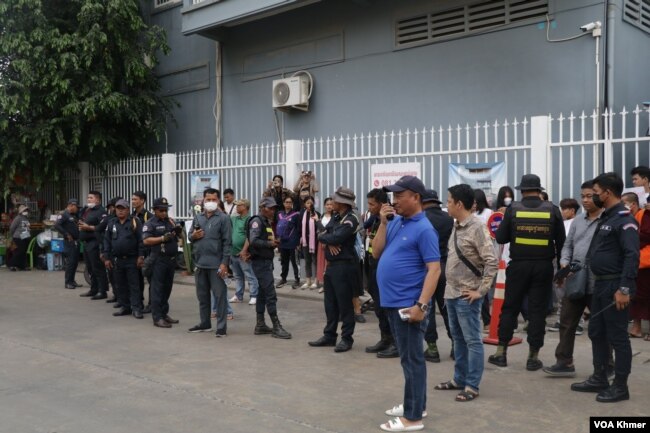 ក្រុមសមត្ថកិច្ចចម្រុះអន្តរាគមន៍សម្រួលសណ្តាប់ធ្នាប់ នៅមុខសាលាដំបូងរាជធានីភ្នំពេញ នាថ្ងៃទី២៩ ខែឧសភា ឆ្នាំ២០២៤។ (ស៊ឹម ចាន់សំណាង/វីអូអេ)