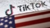 美國國旗和碎玻璃後的TikTok標誌圖示。
