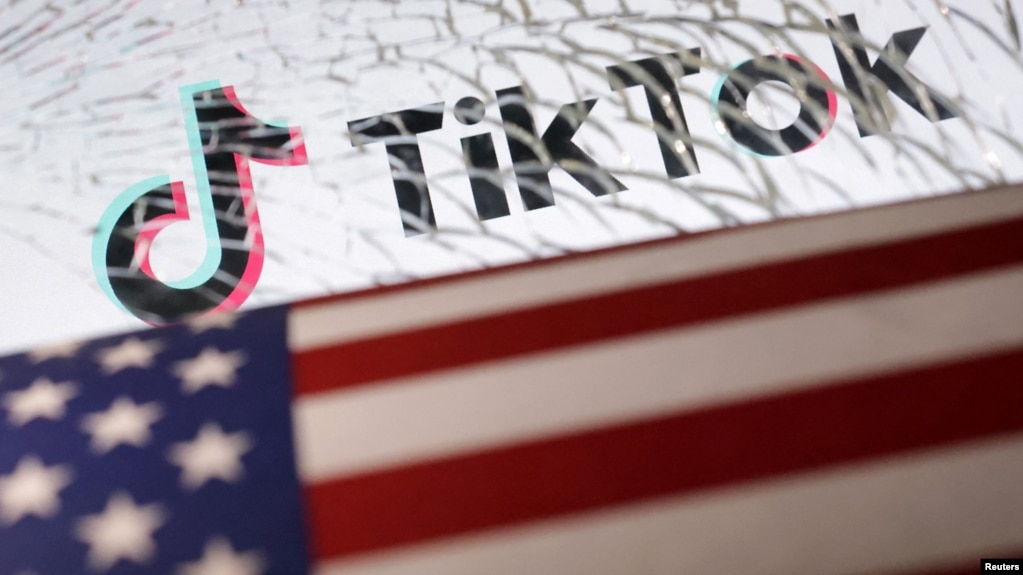 资料照片:美国国旗和碎玻璃后的TikTok标识图示。(photo:VOA)