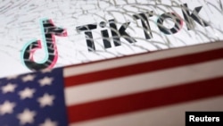 美國國旗和碎玻璃後的TikTok標誌圖示。
