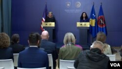 Podsekretarka SAD za javnu diplomatiju Elizabet Alen i predsednica Kosova Vjosa Osmani govore na zajedničkoj konferenciji za štampu nakon razgovora u Prištini, 19. maja 2024. (Foto: Glas Amerike/Budimir Ničić)