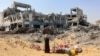 Kompleks gedung Badan Bantuan dan Pekerjaan PBB untuk Pengungsi Palestina (UNRWA) yang rusak di lingkungan al-Sinaa di barat Kota Gaza, 12 Juli 2024. (Foto: AFP)