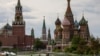 FILE - Menara Spasskaya di Kremlin dan Katedral St. Basil di Moskow, Rusia, 16 Mei 2024. (Maxim Shemetov/REUTERS)