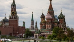 FILE - Menara Spasskaya di Kremlin dan Katedral St. Basil di Moskow, Rusia, 16 Mei 2024. (Maxim Shemetov/REUTERS)