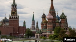 FILE - Menara Spasskaya di Kremlin dan Katedral St. Basil di Moskow, Rusia, 16 Mei 2024. (Maxim Shemetov/REUTERS)