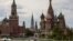 FILE - Menara Spasskaya di Kremlin dan Katedral St. Basil di Moskow, Rusia, 16 Mei 2024. (Maxim Shemetov/REUTERS)