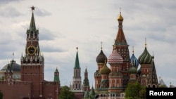 Una vista general de la torre Spasskaya del Kremlin y la Catedral de San Basilio en Moscú, Rusia 16 de mayo de 2024. 