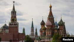 FILE - Menara Spasskaya di Kremlin dan Katedral St. Basil di Moskow, Rusia, 16 Mei 2024. (Maxim Shemetov/REUTERS)