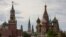 FILE - Menara Spasskaya di Kremlin dan Katedral St. Basil di Moskow, Rusia, 16 Mei 2024. (Maxim Shemetov/REUTERS)