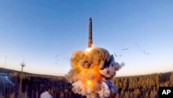 Một tên lửa được phóng trong khuôn khổ cuộc thử nghiệm ICBM tại Nga. Mặc dù kho vũ khí hạt nhân của Trung Quốc ngày càng tăng, nhưng Nga và Mỹ vẫn là hai quốc gia sở hữu số lượng vũ khí hạt nhân nhiều nhất.
