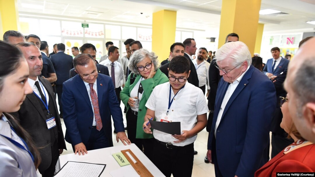 Steinmeier, Almanya'nın katkılarıyla Suriyeli sığınmacılar için inşa edilen Gazikent İlkokulu’nu ziyaret etti.