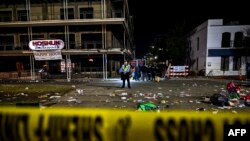 Polisi berjaga di lokasi penembakan saat berlangsungnya parade Krewe of Bacchus di New Orleans, 19 Februari 2023. (CHANDAN KHANNA / AFP)