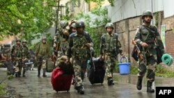 নির্বাচন কেন্দ্র পাহারা দেবার জন্য নিরাপত্তা বাহিনী নিয়োজিত। ফটোঃ ১২ মে, ২০২৪।