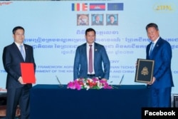 រូបឯកសារ៖ នាយករដ្ឋមន្ត្រីកម្ពុជាលោក ហ៊ុន ម៉ាណែត ចូលរួមក្នុងពិធីចុះហត្ថលេខា​លើ​គម្រោង​នាវាចរណ៍«ព្រែកជីកហ្វូណនតេជោ» នៅទីក្រុងប៉េកាំង ប្រទេសចិន កាលពីថ្ងៃទី១៧ ខែតុលា ឆ្នាំ២០២៣។ (Facebook/Samdech Thipadei Hun Manet, Prime Minister of Cambodia)