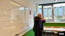维吾尔移民、语言教师阿卜杜韦里·吐尔荪（Abduweli Tursun）在慕尼黑的一间教室里教维吾尔族儿童母语。（2024年3月2日）