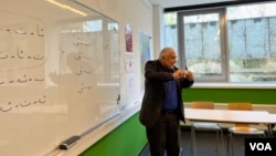 Abduweli Tursun teaches Uyghur children their native language in a Munich classroom on March 2, 2024. (VOA/Liam Scott)