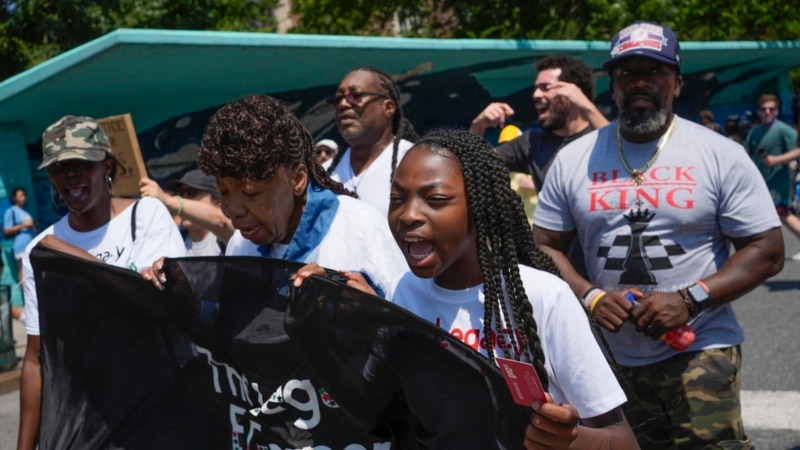 Hundreds march in US to honor Eric Garner, call for police accountability