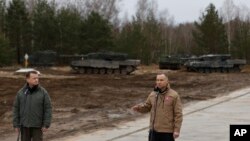 안제이 두다(오른쪽) 폴란드 대통령과 마리우시 브와슈차크 부총리 겸 국방장관이 지난달 13일 우크라이나 병사들을 위해 자국 내에 설치한 레오파르트2 탱크 적응 훈련장에서 기자회견하고 있다. (자료사진)