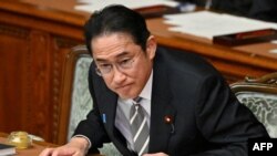 Perdana Menteri Jepang Fumio Kishida mengikuti pemungutan suara untuk mosi tidak percaya terhadap kabinetnya yang dilayangkan oleh pihak oposisi terhadap skandal keuangan partai, di gedung parlement Jepang, Tokyo, 13 Desember 2023. (Foto: Kazuhiro Nogi/AFP)